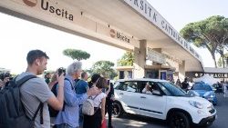 Papst Franziskus grüßt die Menschen, die vor dem Krankenhaus auf ihn gewartet haben