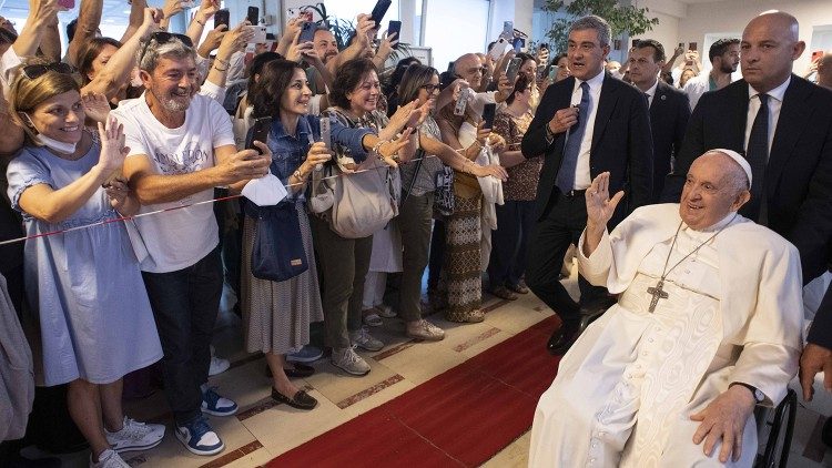 Papst Franziskus grüßt die Menschen auf dem Weg nach draußen