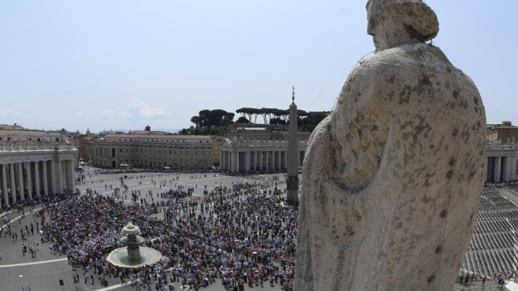 Piazza San Pietro durante l'Angelus di Papa Francesco