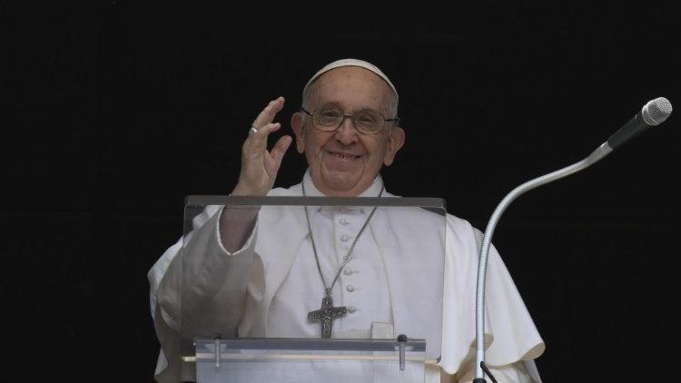 El Papa sonriente saluda a los fieles en la plaza de San Pedro a la hora del Ángelus