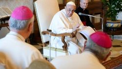 Le Pape François en audience avec les Chanoines réguliers du Latran. 