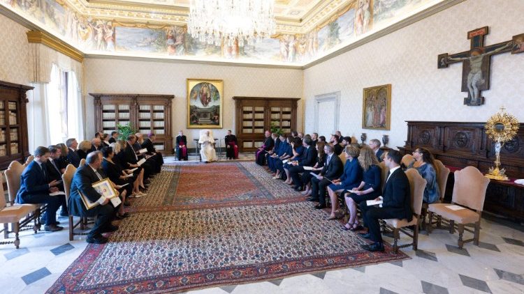 Le Pape François recevant les membres du comité d’organisation du Congrès eucharistique national des États-Unis,