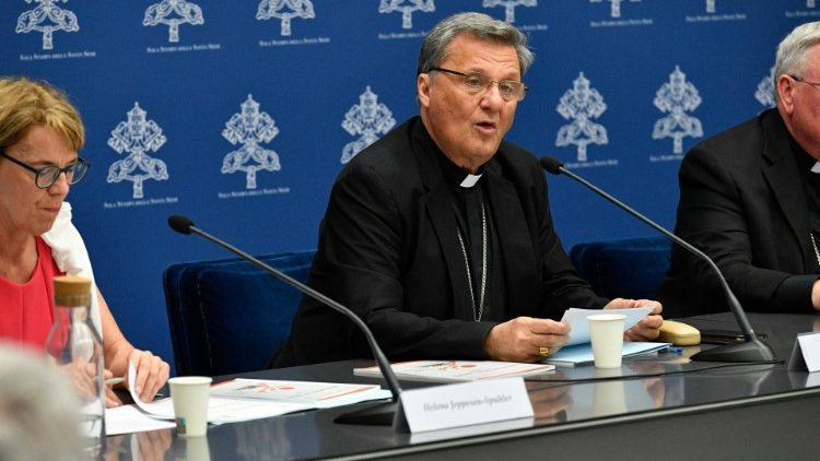 O cardeal Mario Grech durante a conferência de imprensa