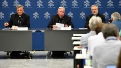 Le cardinal Jean-Claude Hollerich (au centre), lors de la présentation de l'Instrumentum Laboris à la presse, au Vatican, le 20 juin 2023. 