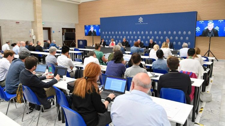 La conferenza stampa di presentazione dell' Instrumentum laboris della XVI Assemblea Generale Ordinaria del Sinodo dei Vescovi