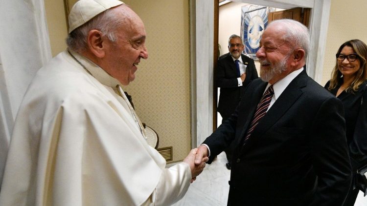 教皇フランシスコ、ブラジルのルラ大統領と　2023年6月21日　バチカン・パウロ6世ホール
