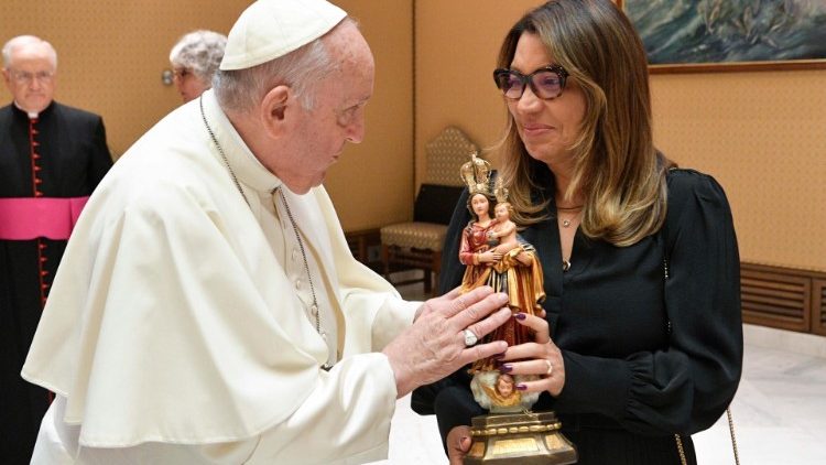 A brazil elnök feleségének ajándéka a pápának
