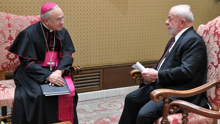 Presidente Lula conversa com Edgar Pena Barra, arcebispo suplente de Assuntos Públicos da Secretaria de Estado