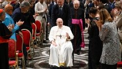 Luego del encuentro con el Papa, los artistas saludaron individualmente al Pontífice y varios le obsequiaron sus creaciones, pidiéndole una bendición e intercambiando unas breves palabras de aliento. (Vatican Media)