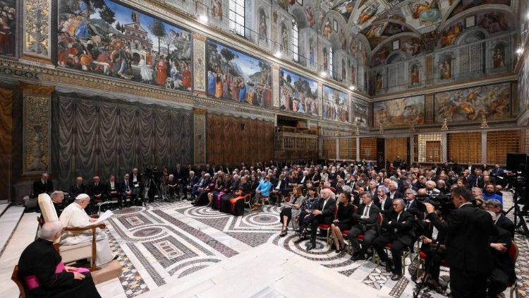 El Papa Francisco en la audiencia con artistas del mundo en la Capilla Sixtina