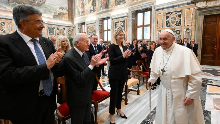 البابا فرنسيس يستقبل وفد جائزة بياجو أنييس للصحافة ٢٤ حزيران يونيو ٢٠٢٣