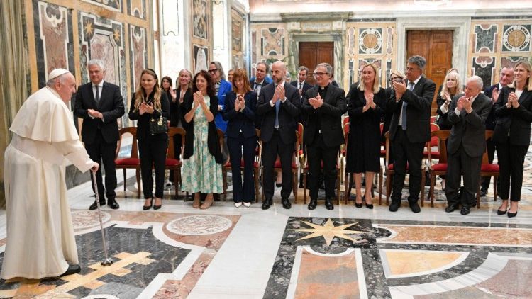 Le Pape François recevant la délégation du prix Biagio Agnes, le samedi 24 juin 2023.