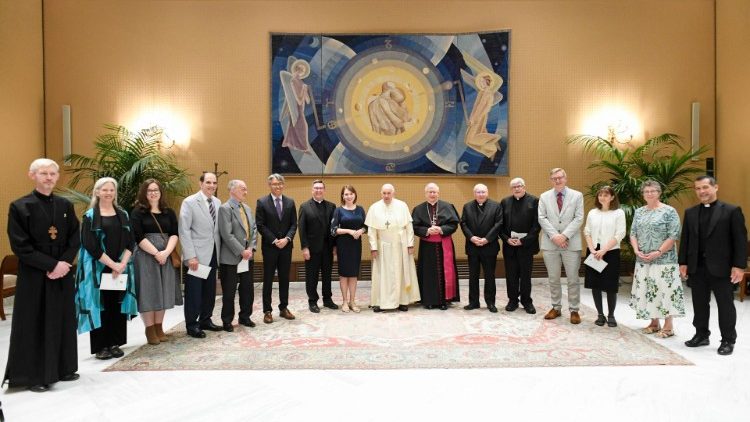 O Papa Francisco com os membros da Comisso de Dilogo Catlico-Discpulos de Cristo (Vatican Media)