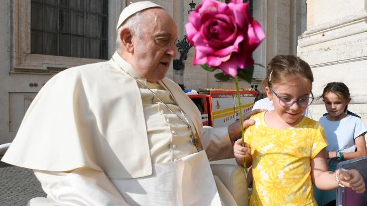 Papa Francesco sulla papamobile con una bambina