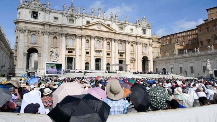 15 ezer hívő hallgatta a pápa szavait a nyári melegben