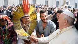 Os indígenas saudaram o Pontífice ao final da catequese