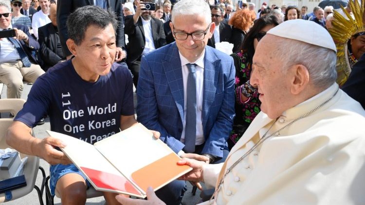 Il maratoneta coreano saluta il Papa