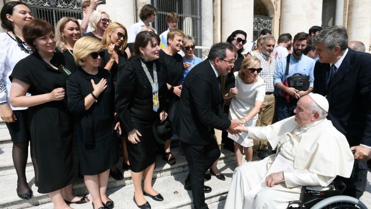 Il Papa con l'ambasciatore ucraino Yurash e le donne mogli di ambasciatori