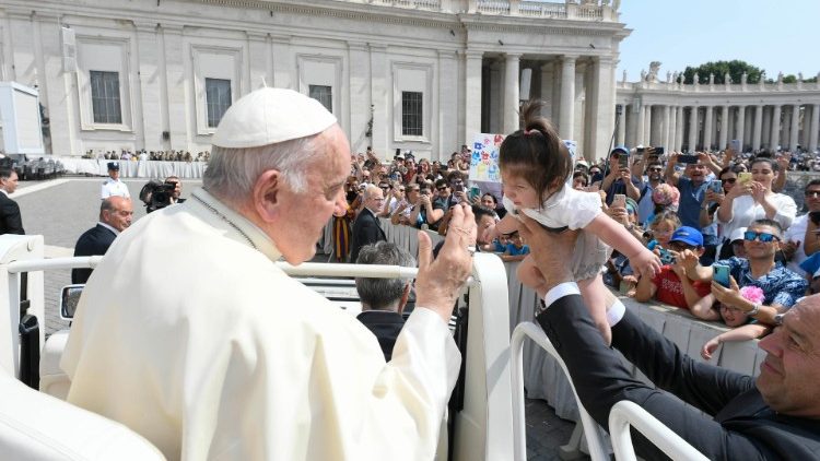 Pápai áldás és simogatás egy kisgyermeknek