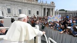 El Papa saluda a los fieles en la plaza de San Pedro durante una audiencia general