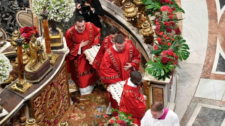 Diakoni niosący paliusze do błogosławieństwa, Msza na Uroczystość św. Apostołów Piotra i Pawła w Bazylice Watykańskiej, 29 czerwca 2023