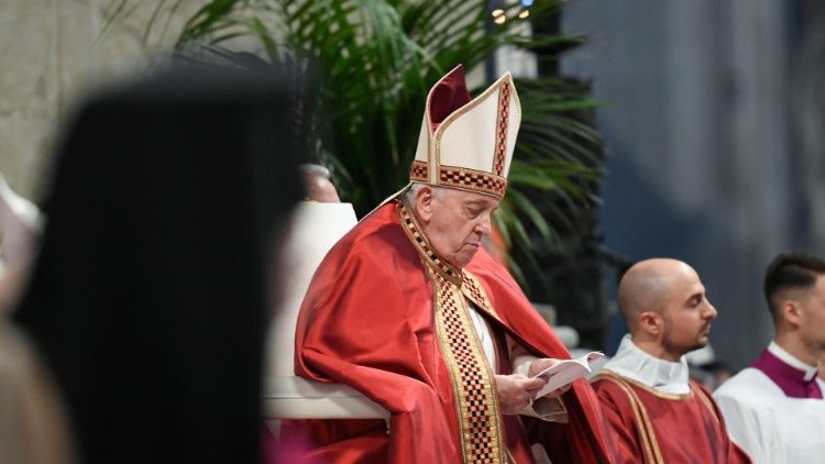 Franziskus - hier bei der Festmesse vom 29. Juni - kennt Fernández schon aus seiner Zeit als Erzbischof von Buenos Aires