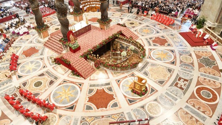 Централният олтар на базиликата "Свети Петър"