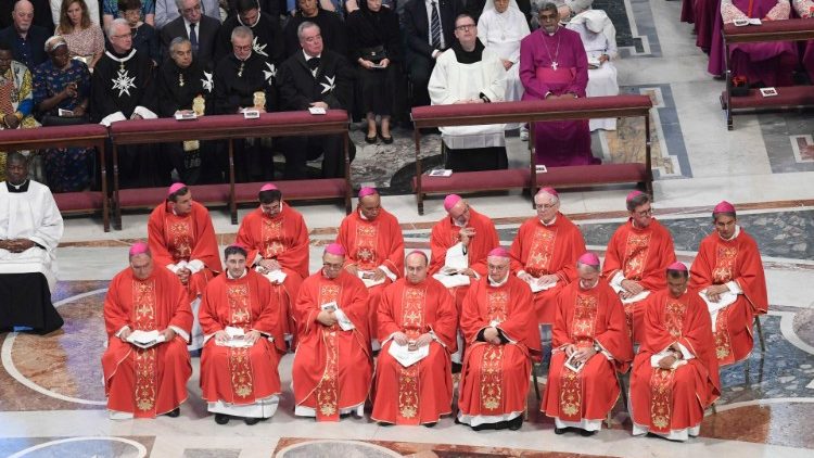 Alcuni arcivescovi metropoliti presenti nella Basilica Vaticana