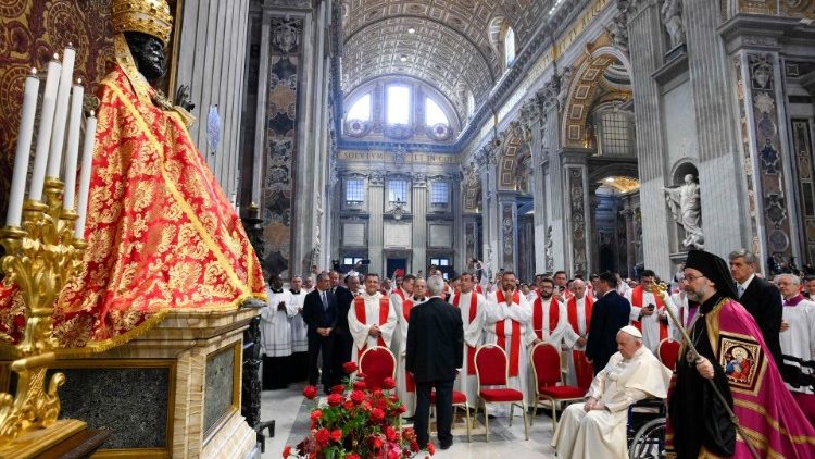 Ferenc pápa a Szent Péter és Pál ünnepén tartott szertartáson a vatikáni bazilikában