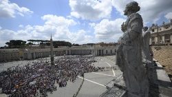 Blick auf den Petersplatz beim Angelus am 2.7.2023