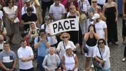 Pilger mit Banner und der italienischen Aufschrift „Pace" (Frieden) beim Angelus mit Papst Franziskus am 2.7.2023