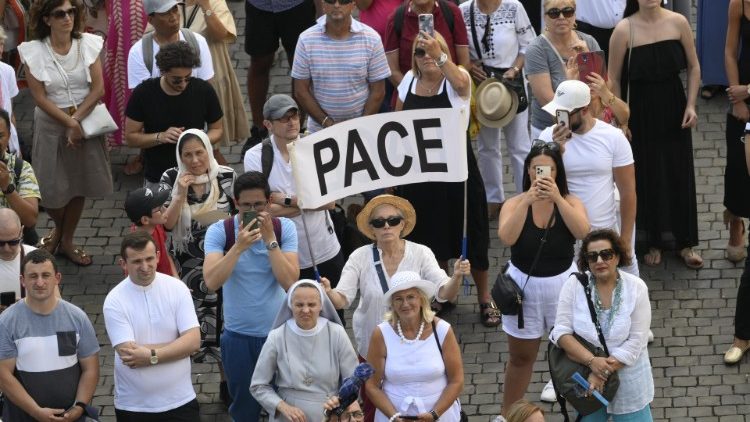 Pilger mit Banner und der italienischen Aufschrift „Pace" (Frieden) beim Angelus mit Papst Franziskus am 2.7.2023