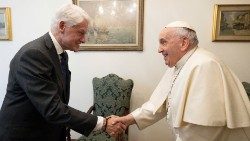 美国前总统克林顿拜见教宗方济各