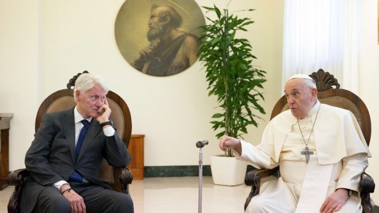 Le Pape François lors de l'entretien avec Bill Clinton, mercredi 5 juillet 2023