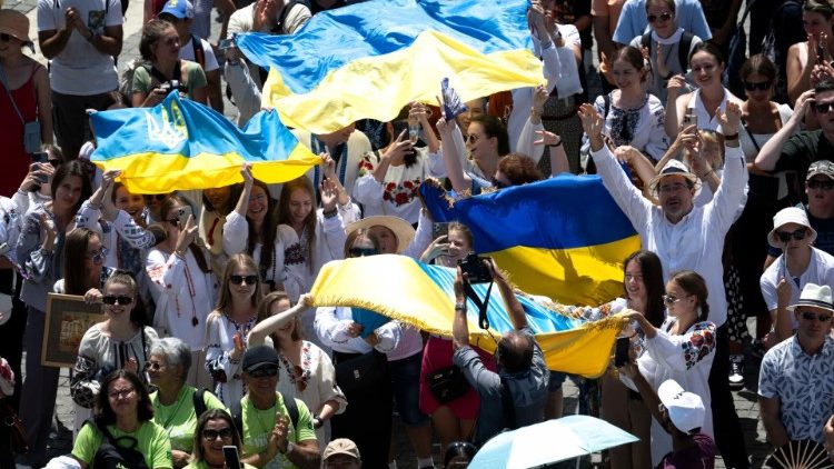Bandeiras ucranianas na Praça São Pedro