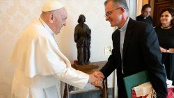 O sacerdote jesuíta no Vaticano com o Papa