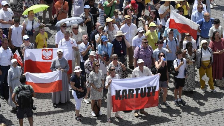 Fiéis e peregrinos na Praça São Pedro durante o Angelus (Vatican Media)