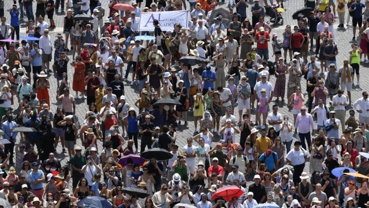 Fiéis  e peregrinos na Praça São Pedro durante o Angelus (Vatican Media)