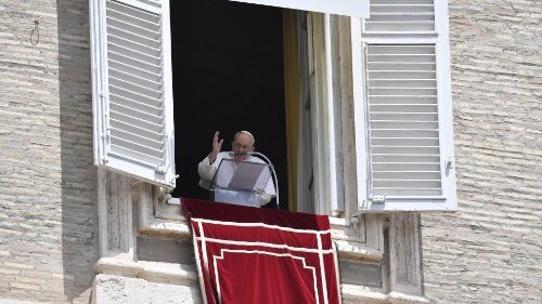 Pope at Angelus: Never tire of sowing goodness, following Jesus' example