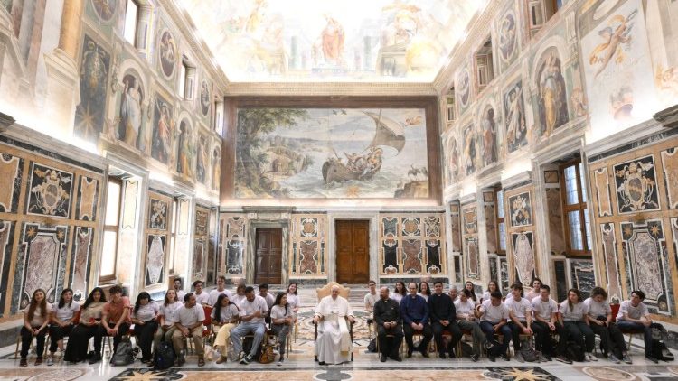 O Papa recebe em audiência um grupo de jovens da Arquidiocese de Córdoba, na Argentina (Vatican Media)