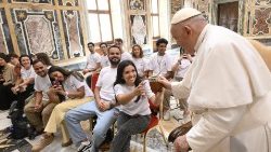 Ferenc pápa argentin fiatalokkal a Vatikánban