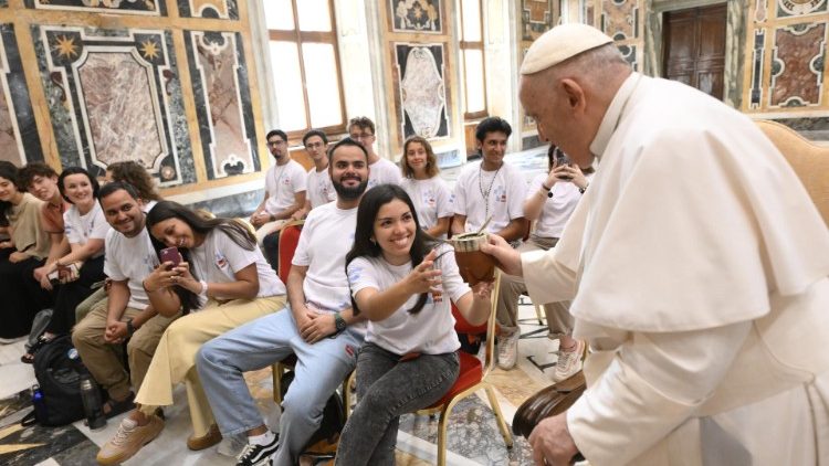 Argentiinalaiset nuoret tarjosivat paaville yerba matea