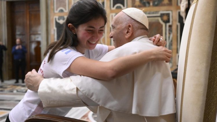 L'abbraccio di una giovane con il Papa