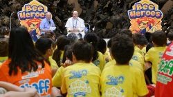 Papst Franziskus besucht die Kinder im Vatikan-Sommerlager