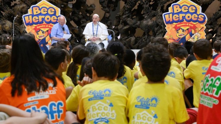 Il Papa durante la recente visita ai bambini di Estate Ragazzi in Vaticano