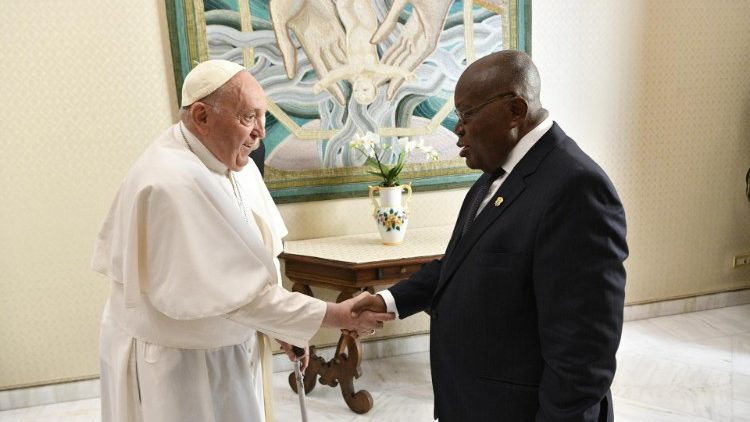 Il saluto tra il Papa e Nana Addo Akufo-Addo