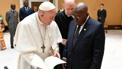 El Papa Francisco y el Presidente de Ghana, Nana Addo Dankowa Akufo-Addo