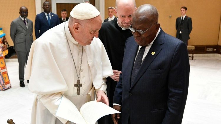 El Papa Francisco y el Presidente de Ghana, Nana Addo Dankowa Akufo-Addo