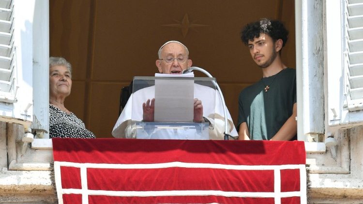 O Papa, da janela do Palácio Apostólico, junto a uma avó com o seu neto