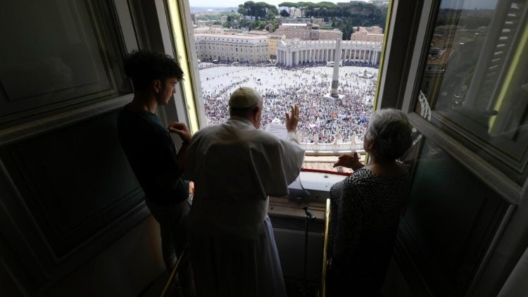 Il Papa benedice dalla finestra del suo studio con la nonna e il nipote